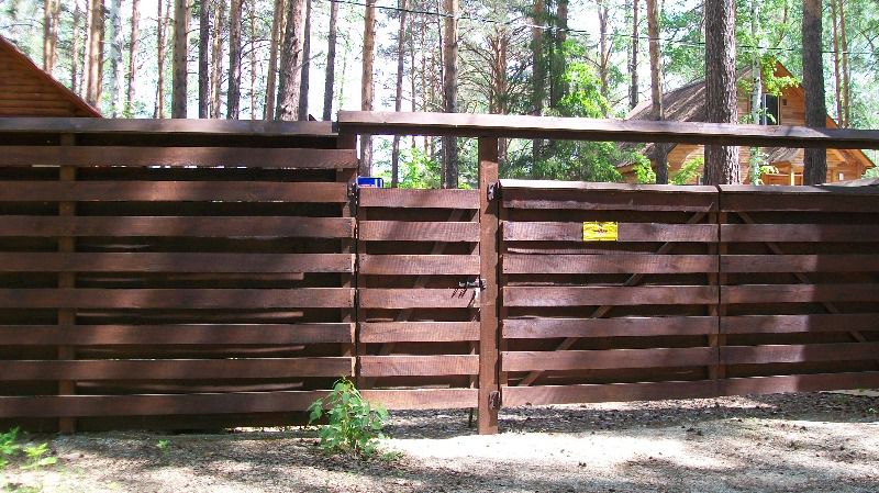 Деревянный забор с калиткой