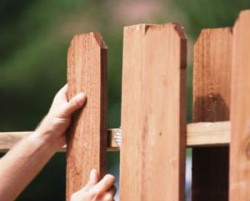 Как ухаживать за деревянным забором