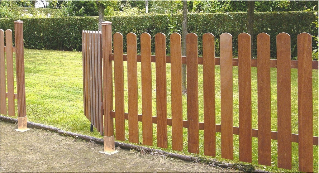 деревянный забор на даче