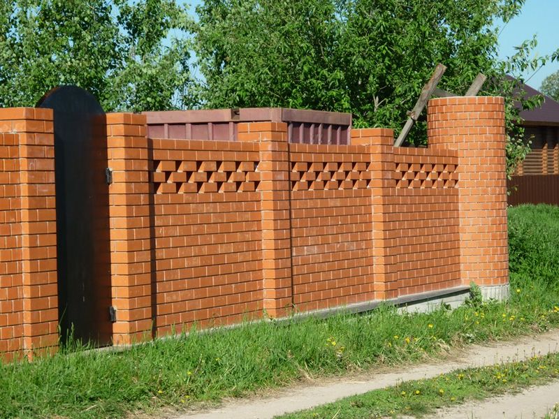 Как построить прочный забор из кирпича?